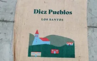 kith-kin-diez-pueblos-los-santos-coffee-sack-interamerican-unsung-roasters. Diez Pueblos Los Santos coffee sack from InterAmerican Coffee featuring a colorful illustration of a village.